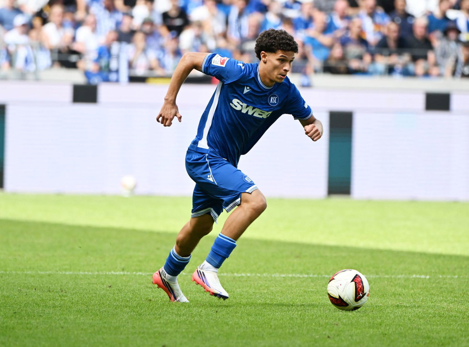 Trägt weiter Blau-Weiß: Louey Ben Farhat bleibt in Karlsruhe, gehört nun aber dem SC Freiburg. (Archivbild)