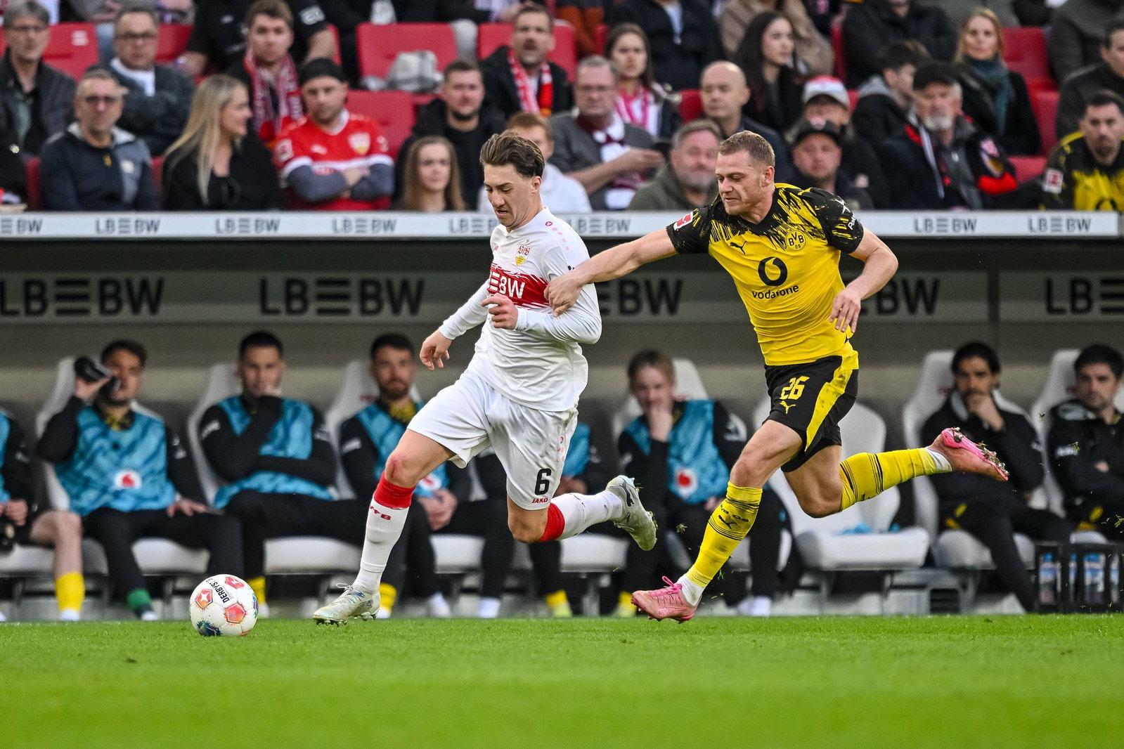 Große Rivalen: Stuttgarts Angelo Stiller (l) und Julian Ryerson vom BVB. (Archivbild)