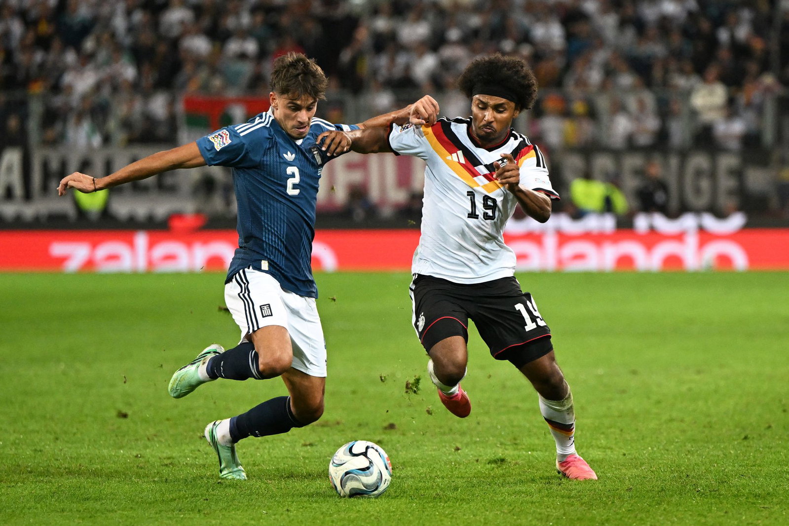 Dynamisch unterwegs auf dem Flügel: Karim Adeyemi (r). 