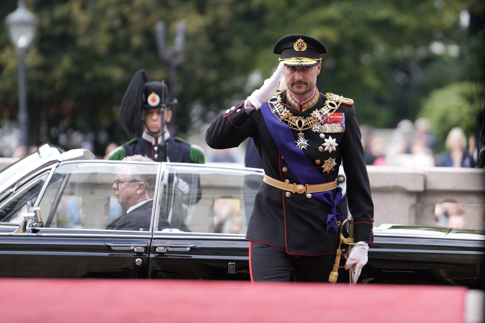 König Haakon kam am Mittag am Parlament an. 