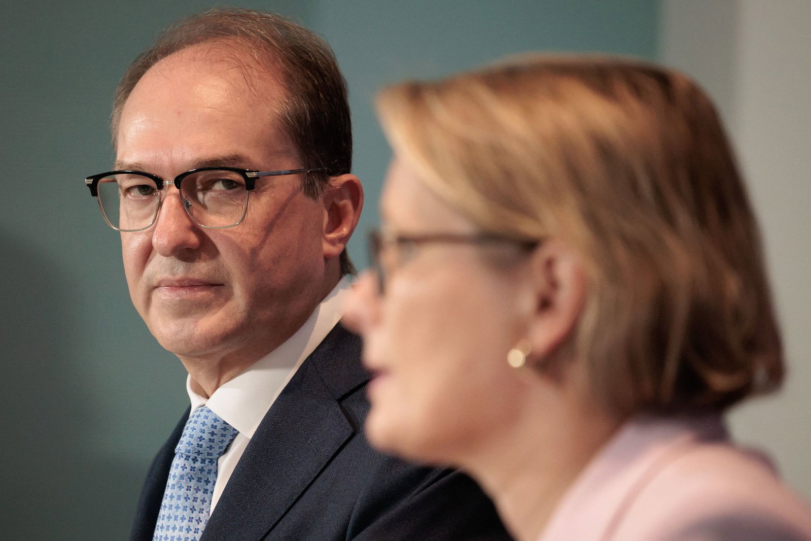 Bundesinnenminister Alexander Dobrindt (CSU) hatte nach dem Tod des Zugbegleiters im Februar härtere Strafen für Angriffe auf Bahnmitarbeiter gefordert. (Archivfoto)