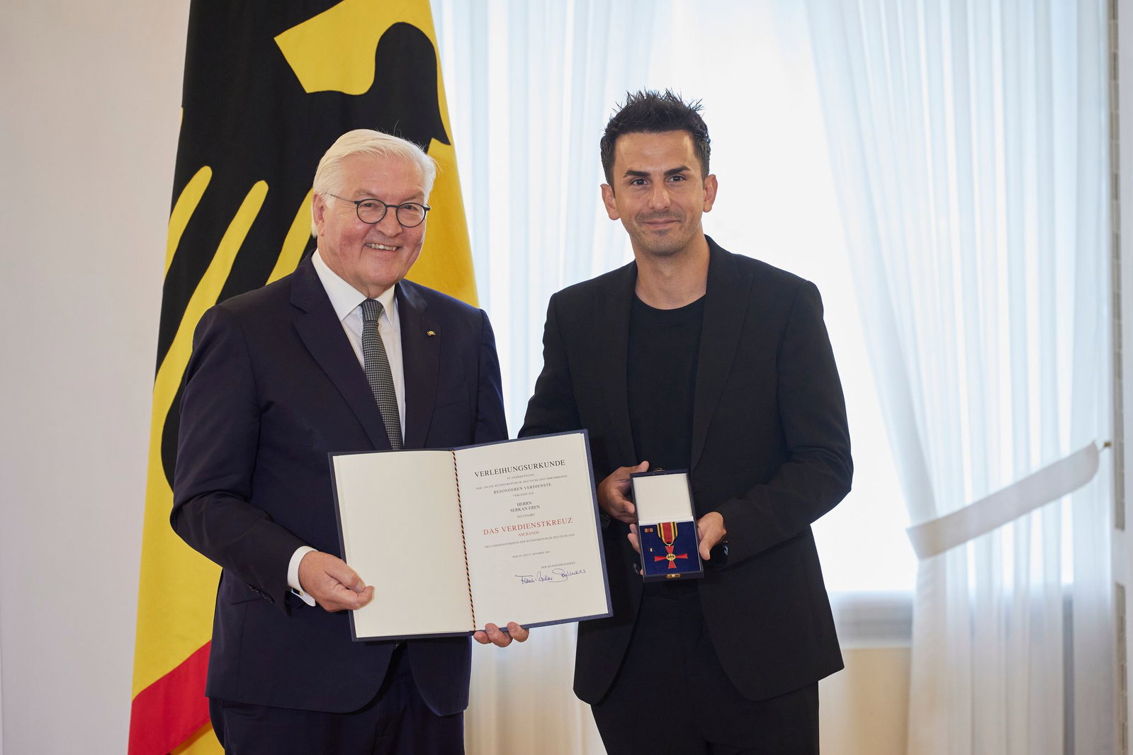 2023 verlieh Bundespräsident Steinmeier Eren das Bundesverdienstkreuz. (Archivbild)