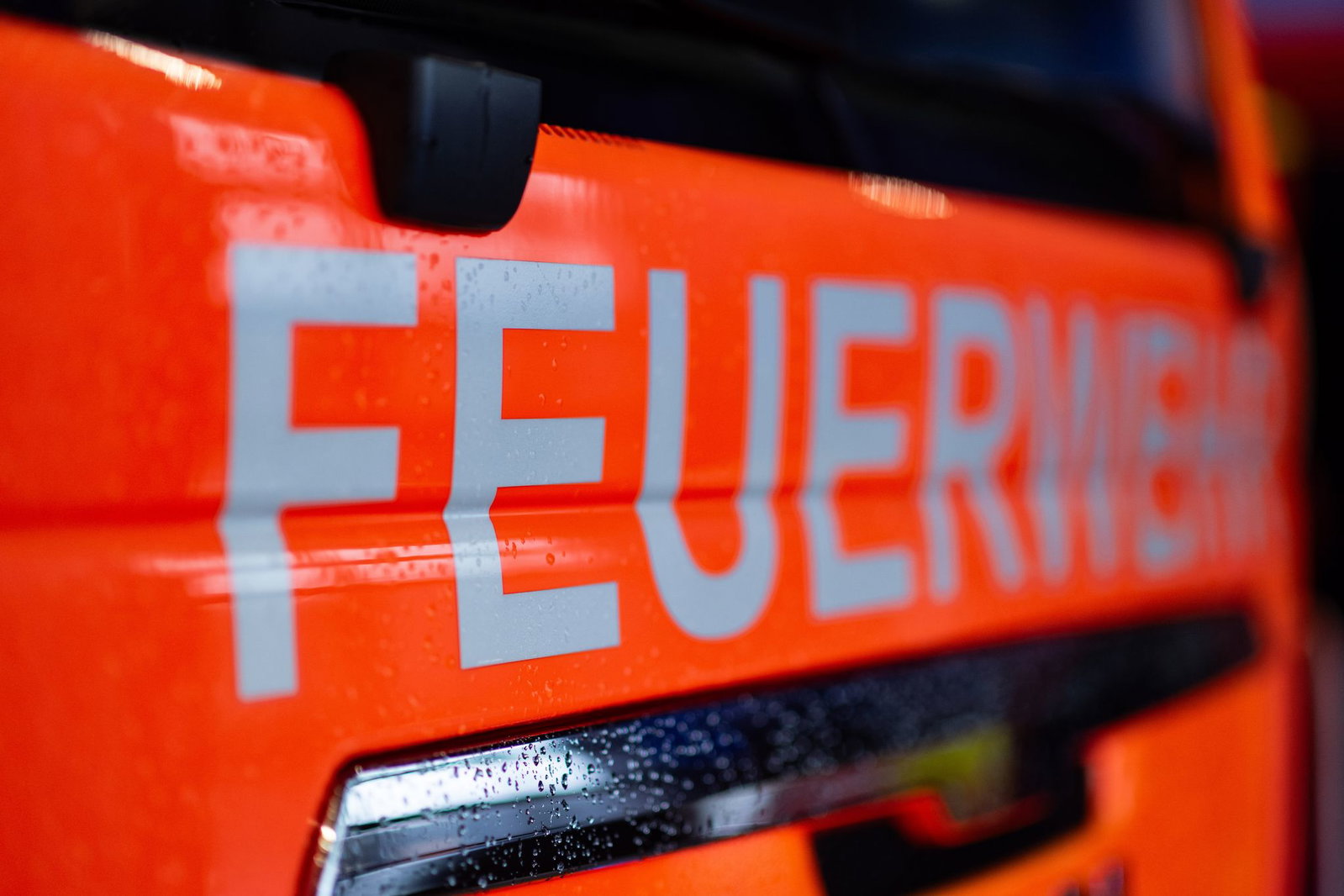 Die Feuerwehr löschte den Brand in dem Recyclingbetrieb rasch ab. (Symbolbild)