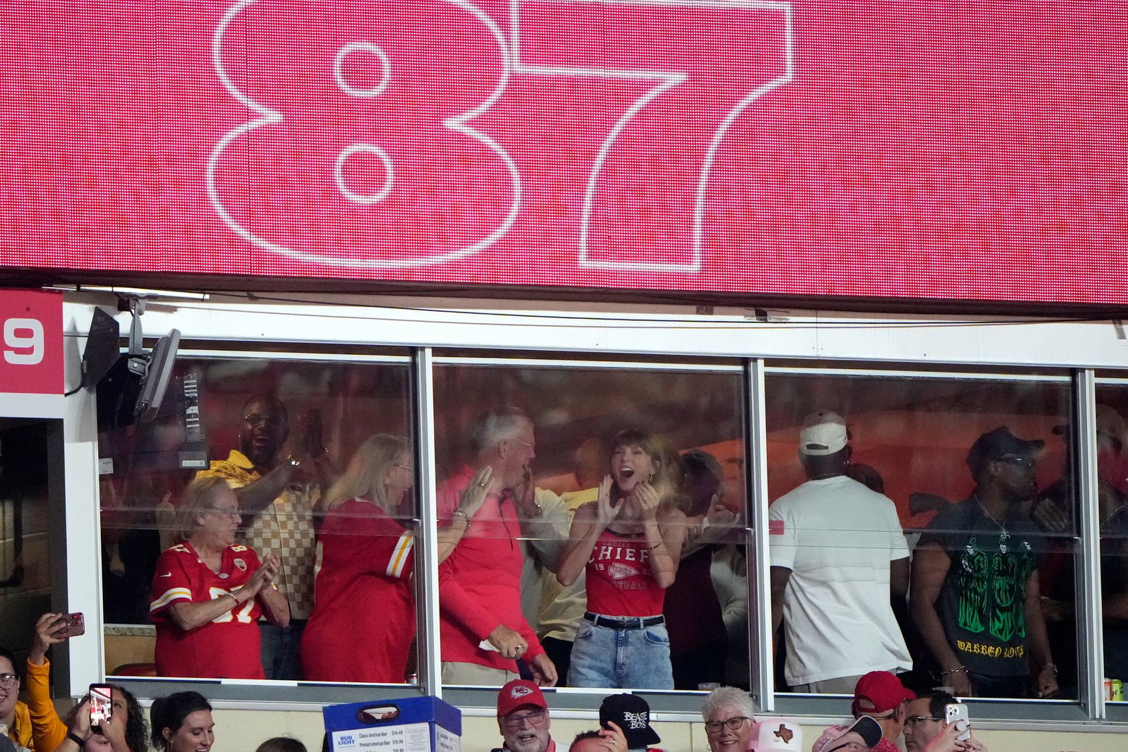 Taylor Swift jubelt über einen Touchdown von Travis Kelce. 