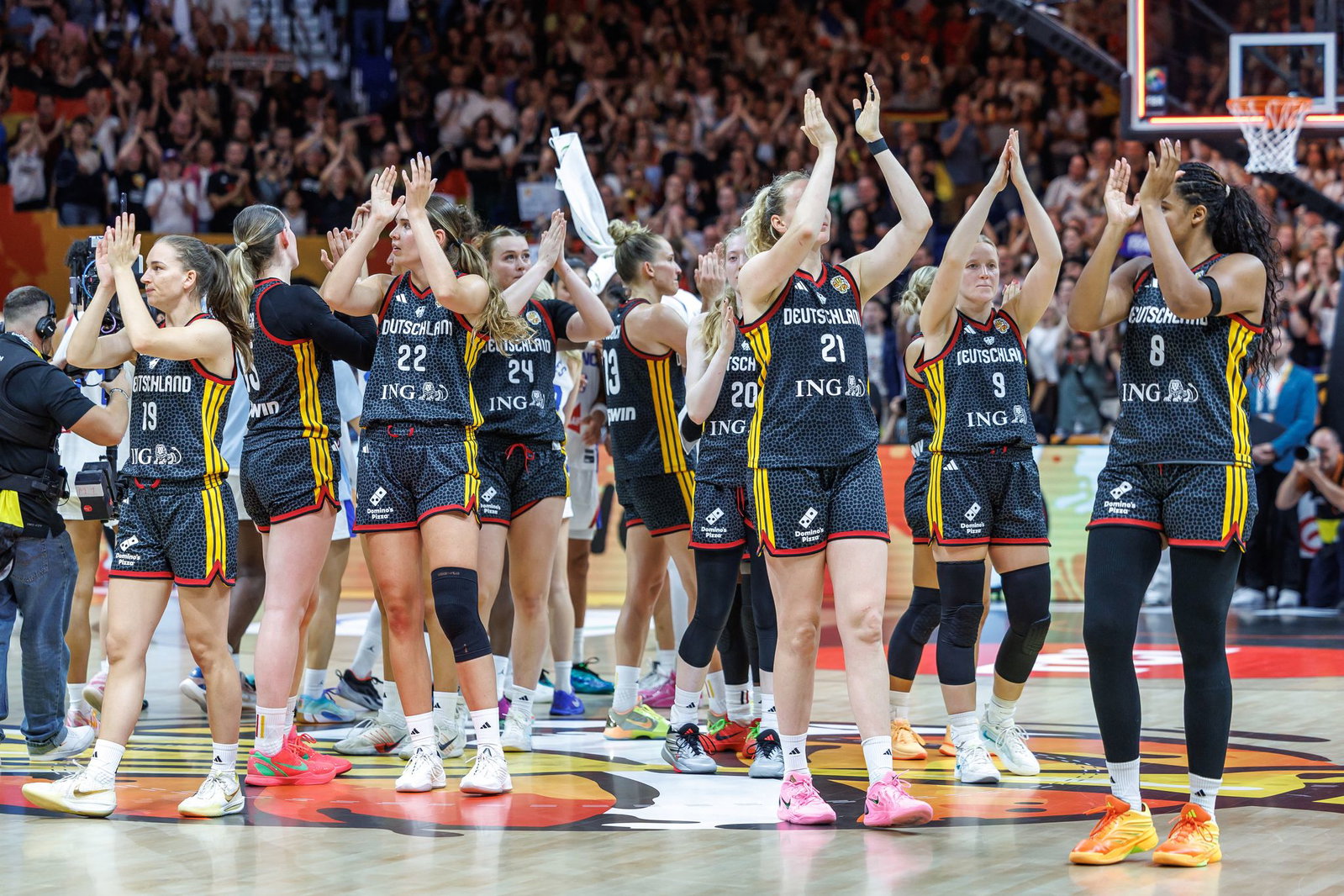 Die Basketballerinnen bedanken sich nach dem Halbfinale.