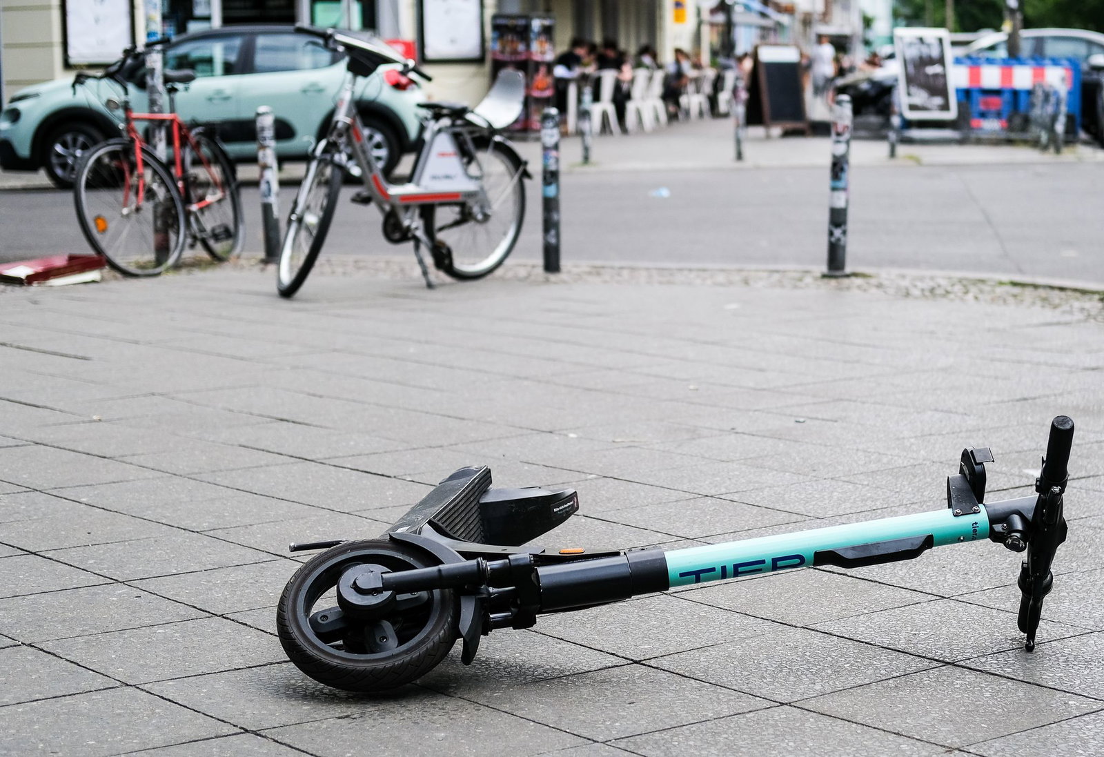 Das Duo verlor auf dem E-Scooter die Kontrolle und stürzte. (Symbolbild) 