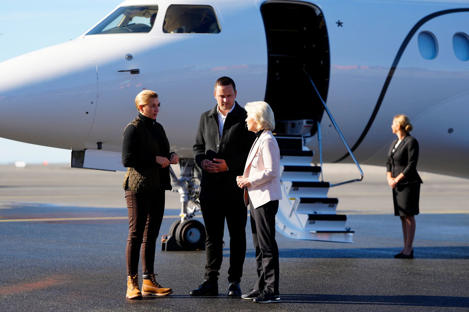 Ist bis Montag zu Gast in Grönland: EU-Kommissionspräsidentin Ursula von der Leyen (r).