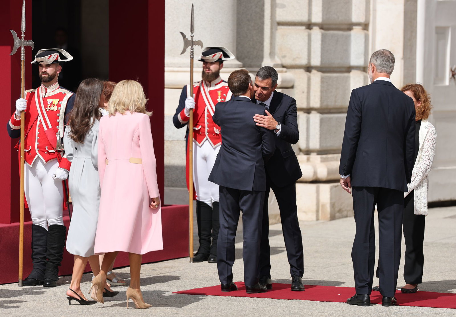 Auch Ministerpräsident Pedro Sánchez begrüßte Macron, das Treffen zwischen beiden findet aber am zweiten Tag statt.