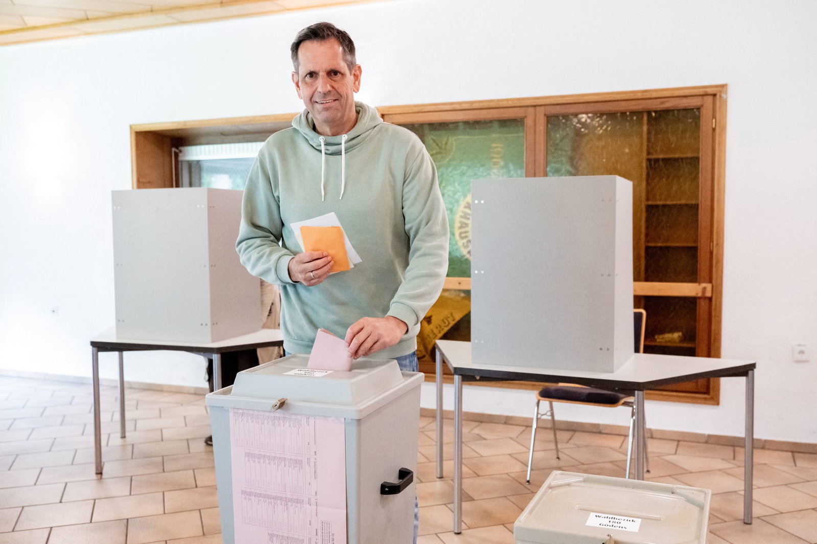 Ministerpräsident Olaf Lies (SPD) gab seine Stimme in seiner Heimat Friesland ab.