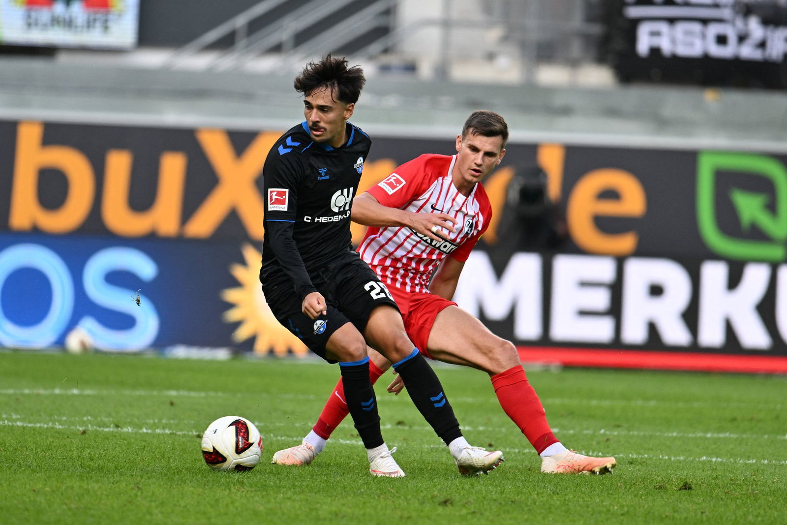 Im Zweikampf: Raphael Obermair (l) vom SC Paderborn 07 und der Freiburger Yannik Engelhardt.