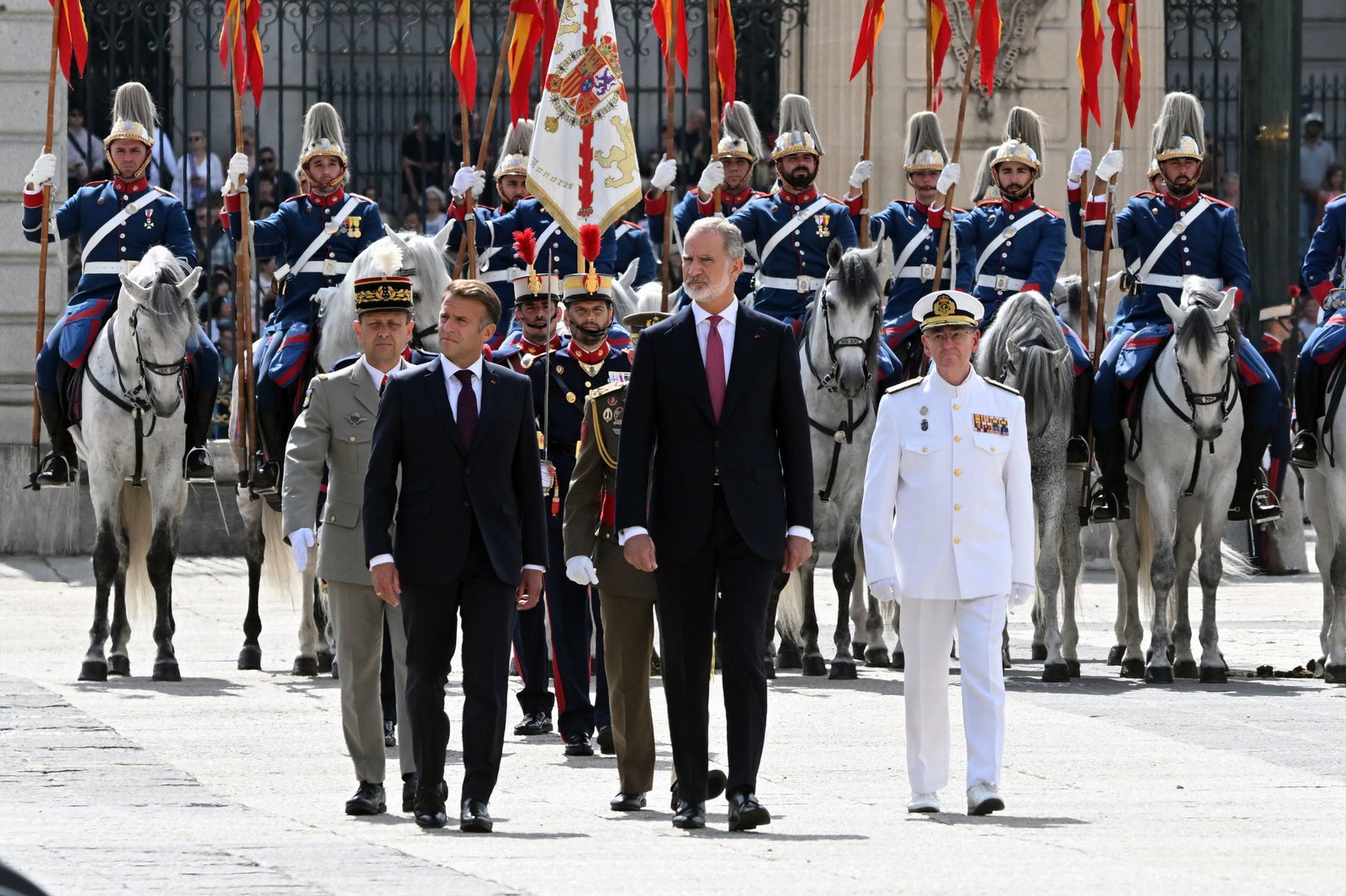 Macron wurde in Madrid mit militärischen Ehren empfangen.