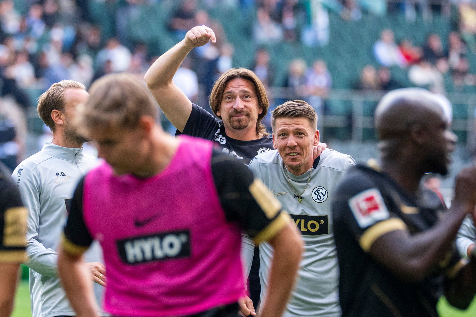 Vincent Wagner feiert gemeinsam mit Co-Trainer Mike Frantz.