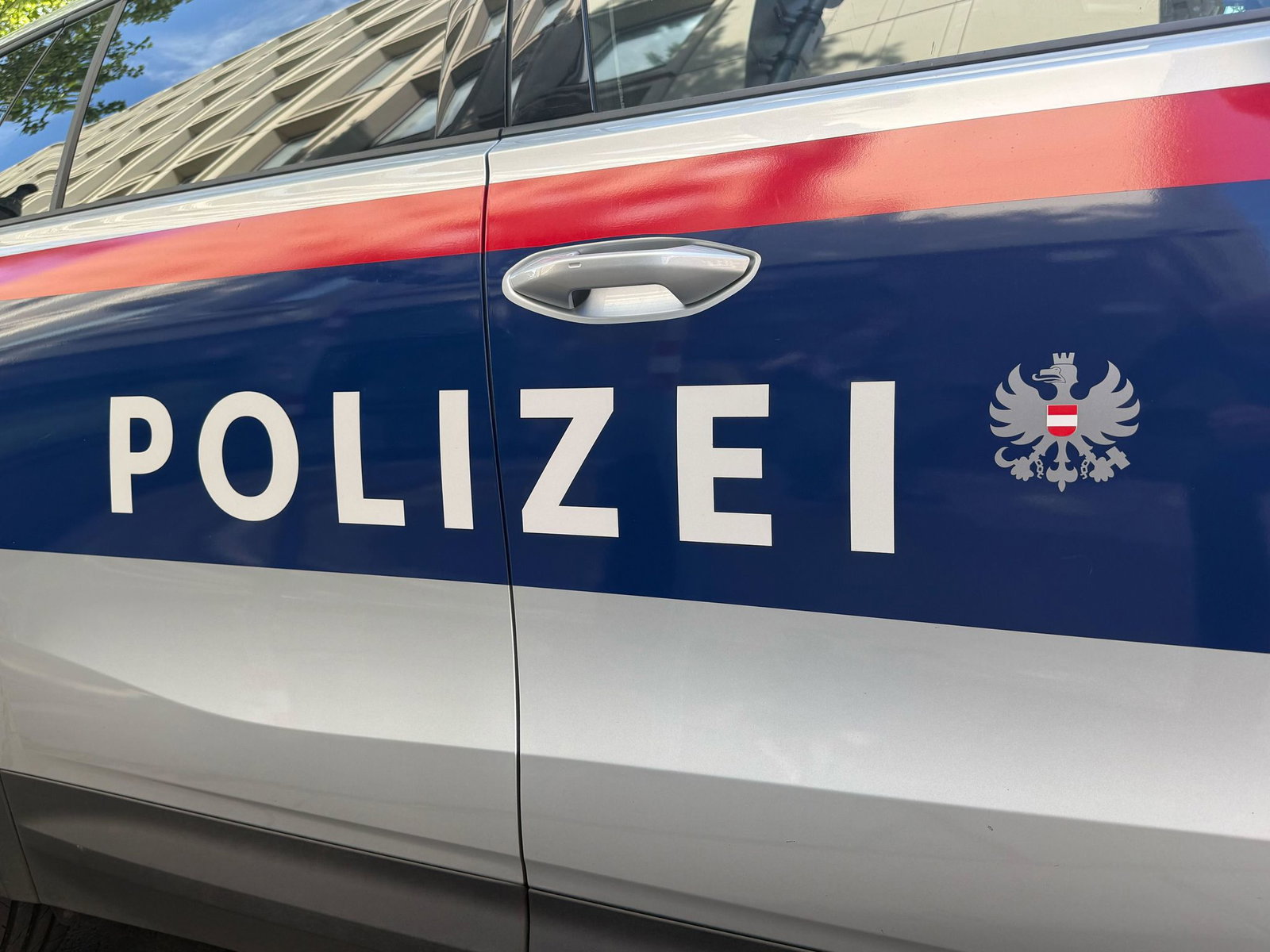 Für einen Autofahrer aus Deutschland kommt nach einem Unfall in Österreich jede Hilfe zu spät. (Symbolbild)
