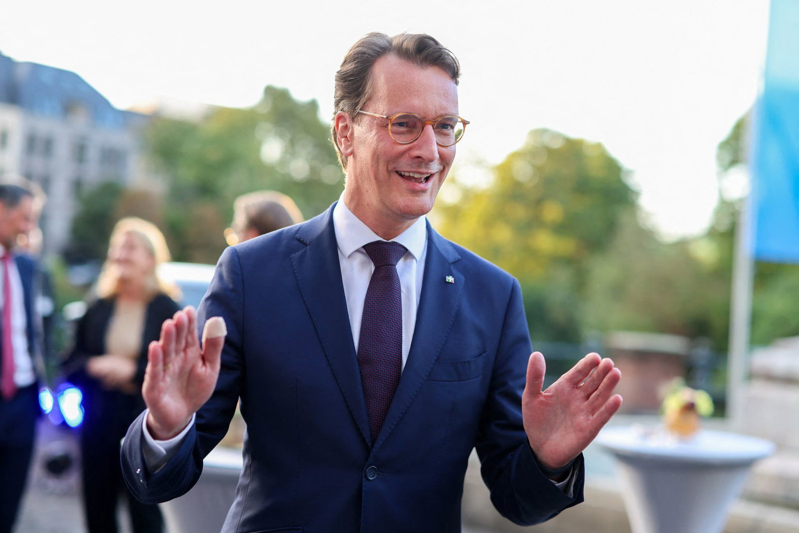 Wo immer er hinkommt, überall wartet auf Hendrik Wüst dieselbe Frage. 