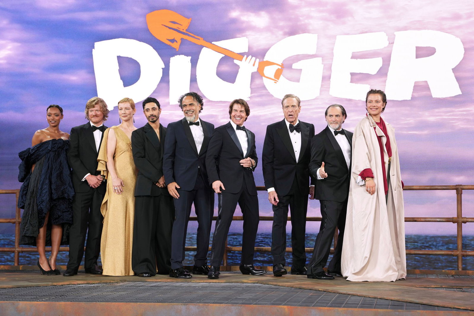 In «Digger» gehört Sandra Hüller (dritte von links) einem Starensemble um «Mission Impossible»-Star Tom Cruise (vierter von rechts) an. (Archivbild)