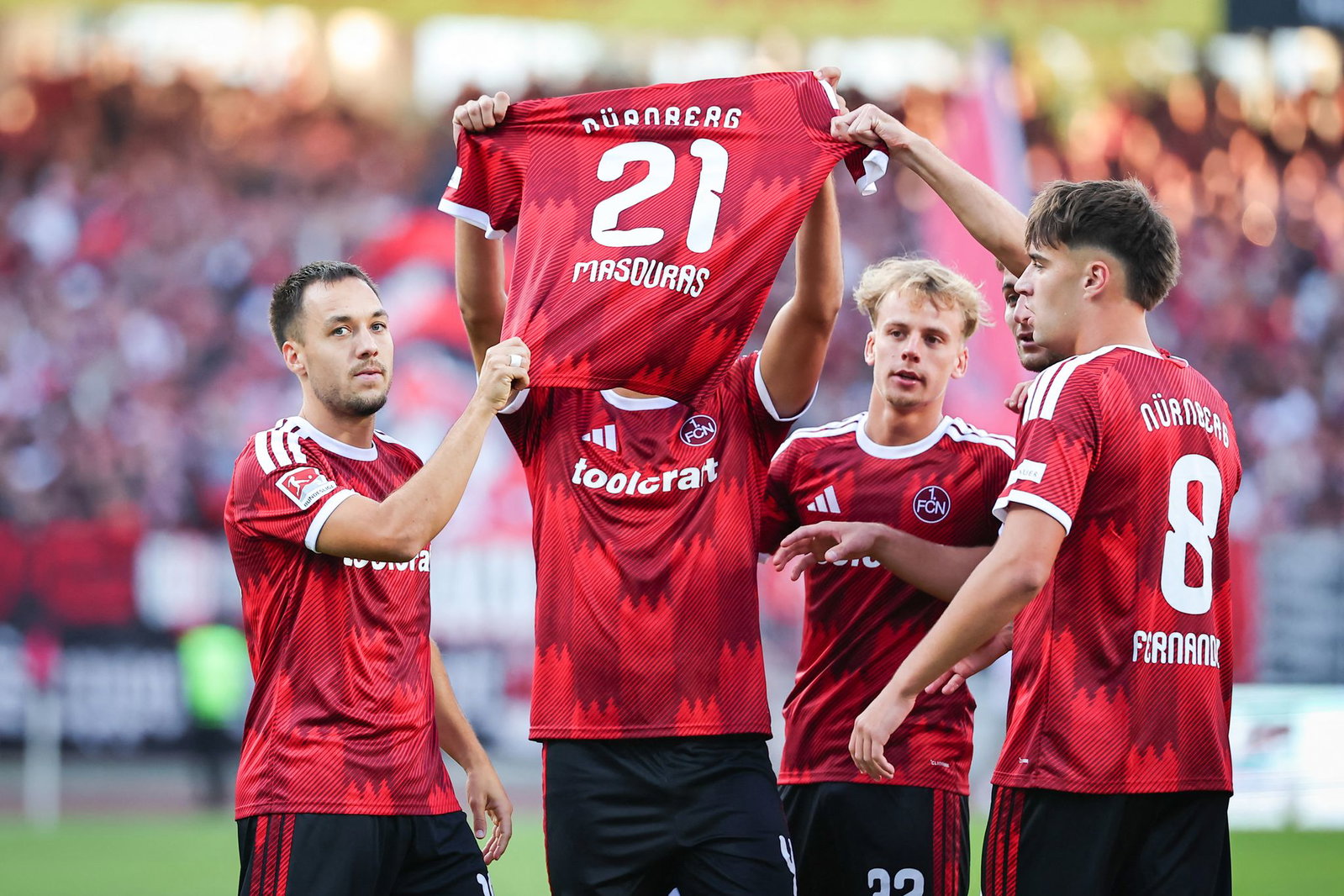 Beim Spiel gegen Hannover jubelten die Nürnberger Profis nach dem ersten Tor mit dem Trikot von Ioannis Masouras. (Archivbild) 
