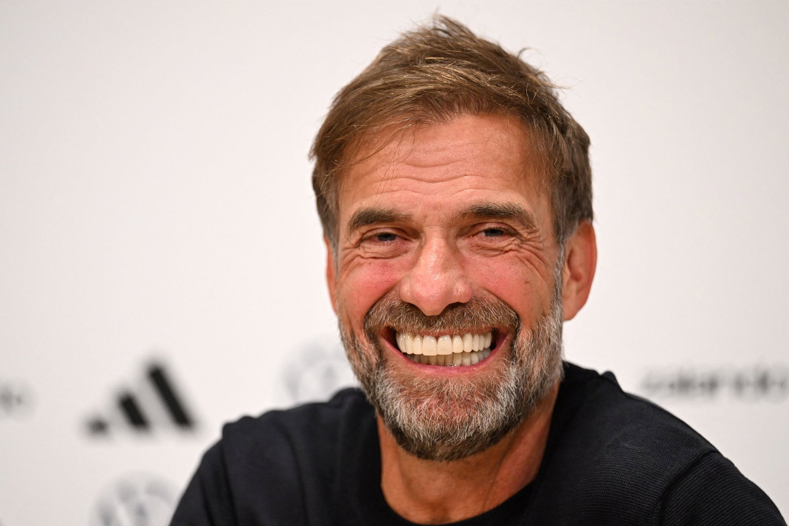 Los geht's: Bei der Pressekonferenz in der Amsterdam-Arena war Jürgen Klopp noch total locker.