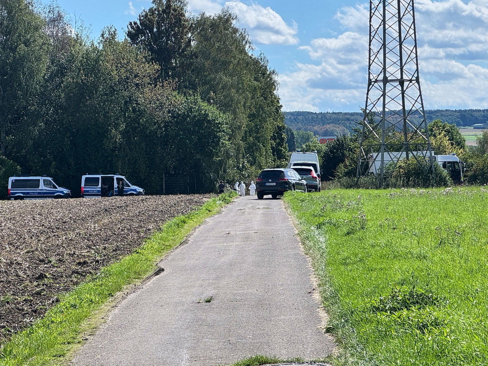 Die Spurensicherung am Ort der Festnahme in der Nähe des Kraftwerks Weisweiler.