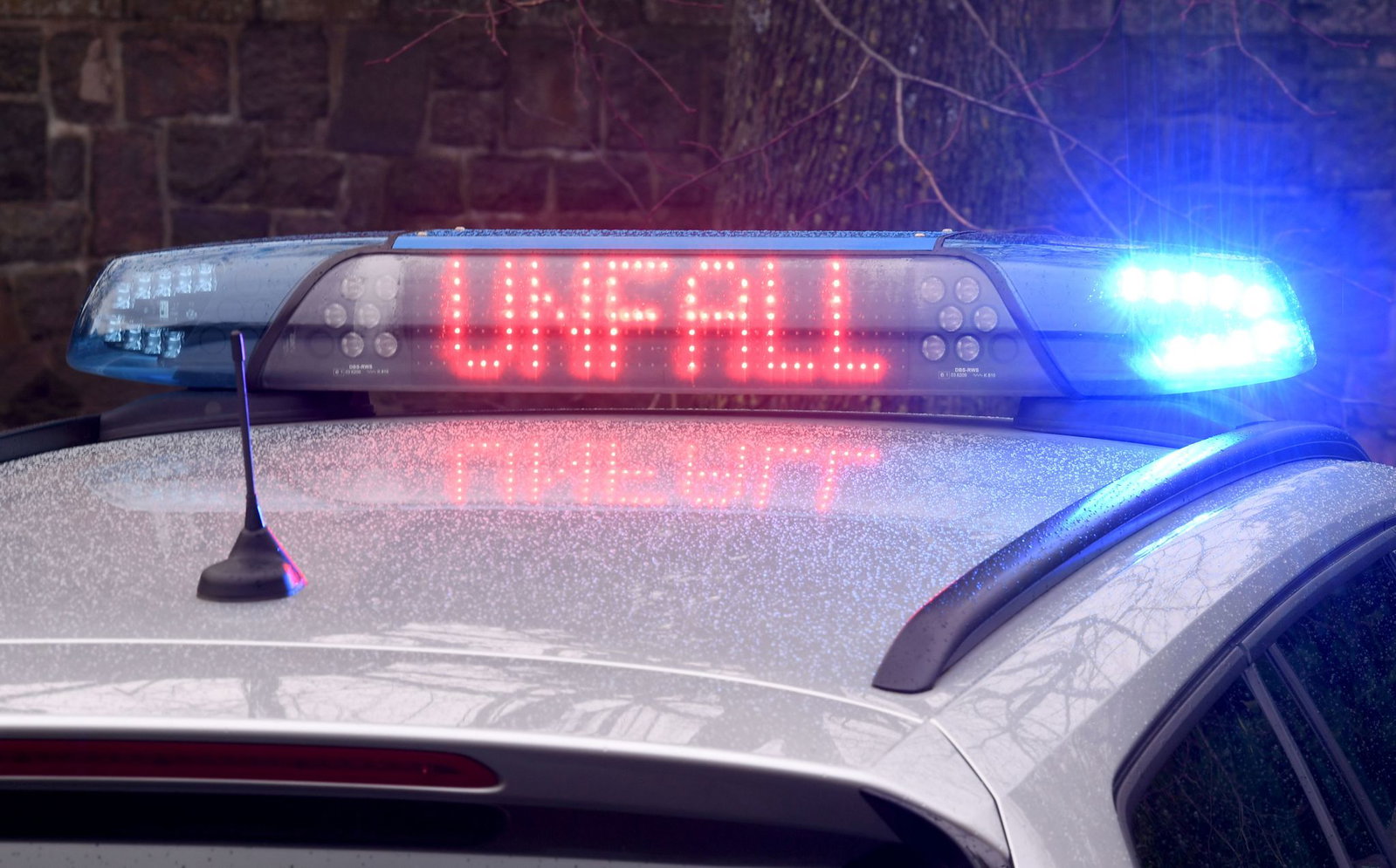 Der Unfall hatte sich in der Nacht zum 23. August kurz vor dem Ort Hartenfels ereignet. (Symbolbild)