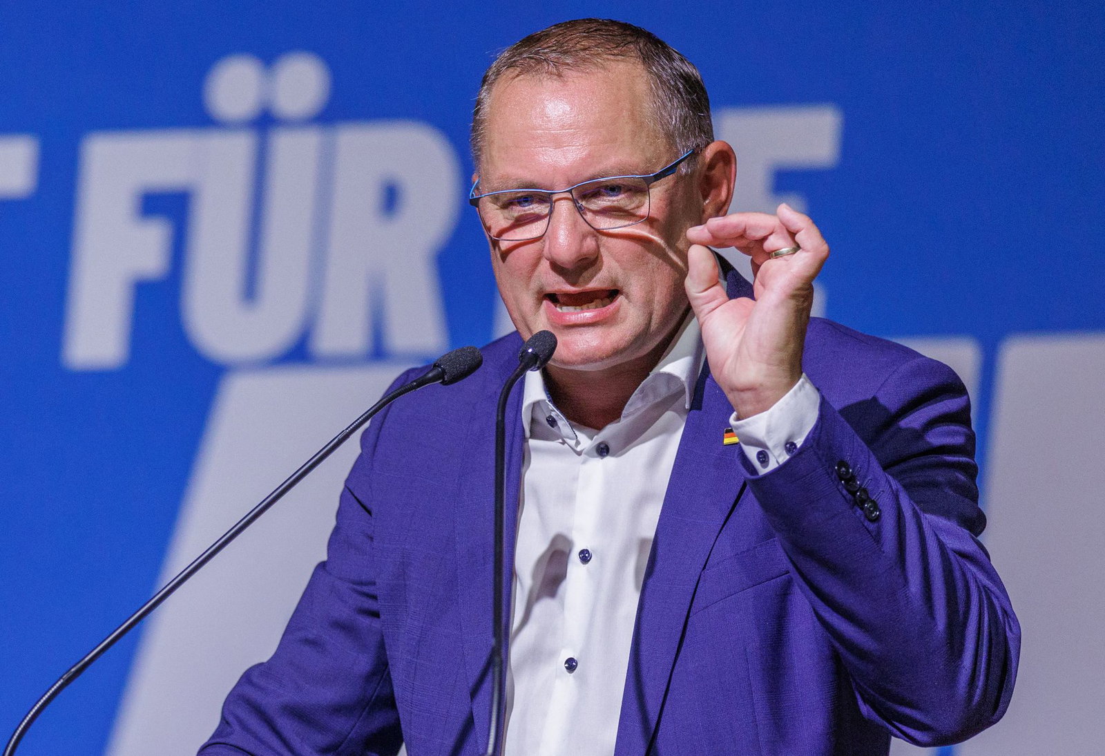 AfD-Chef Tino Chrupalla spricht von einer blauen Welle und setzt auf steigenden AfD-Zuspruch auf Bundesebene (Archivbild)