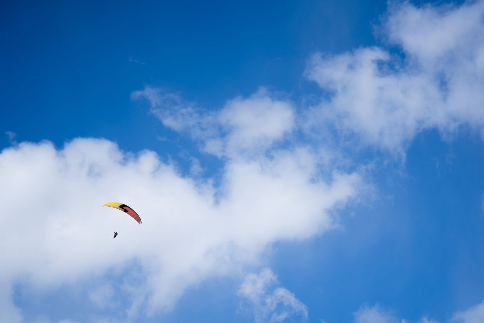 Beim Landeanflug habe der Mann die Kontrolle über seinen Gleitschirm verloren. (Symbolbild)