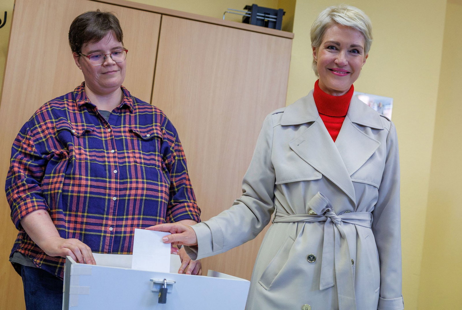 Die amtierende Ministerpräsidentin Schwesig gibt ihre Stimme ab.  