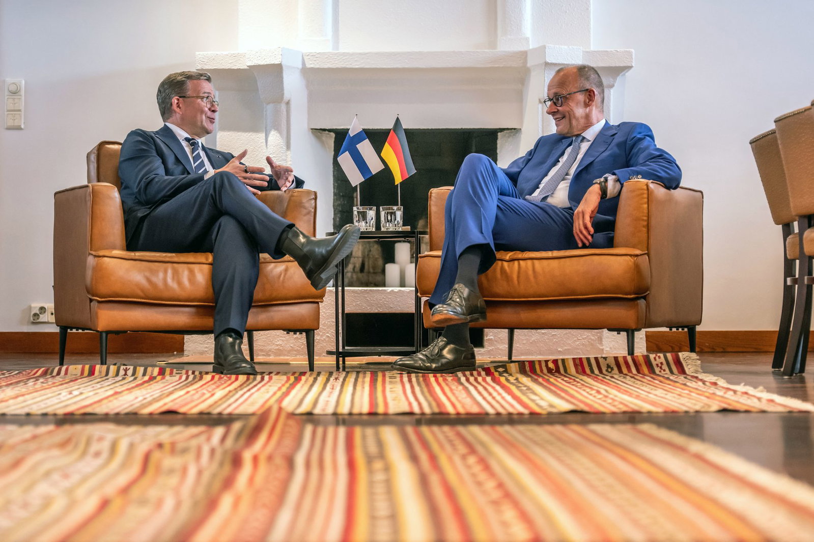 Das Treffen mit dem finnischen Ministerpräsidenten Petteri Orpo (l) war für Kanzler Friedrich Merz der Gipfel-Auftakt.