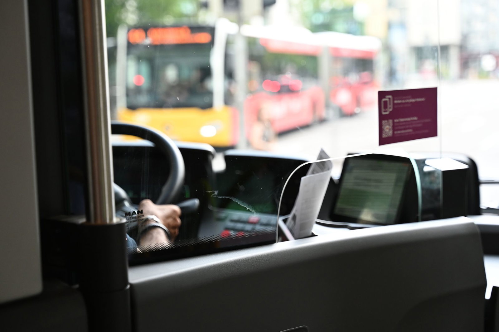 Der Busfahrer alarmiert die Polizei. (Symbolbild)