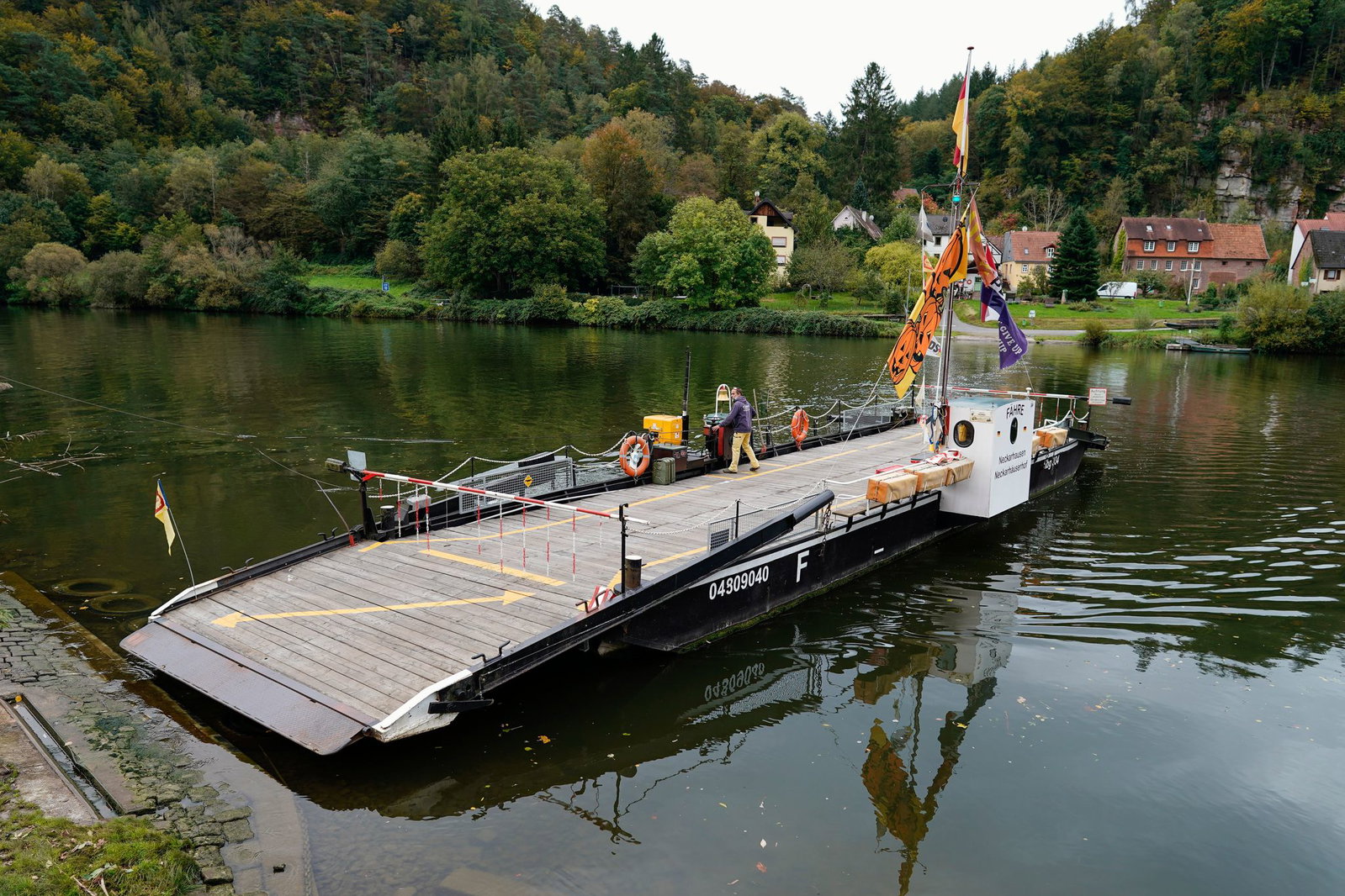 Bei Neckarhäuserhof ist eine Fähre mit einem Tankschiff zusammengestoßen.