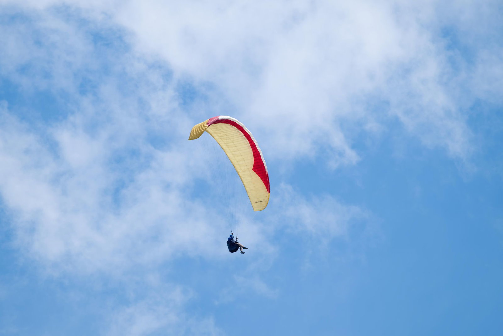 Glück im Unglück hatte ein Gleitschirmflieger. (Symbolbild)