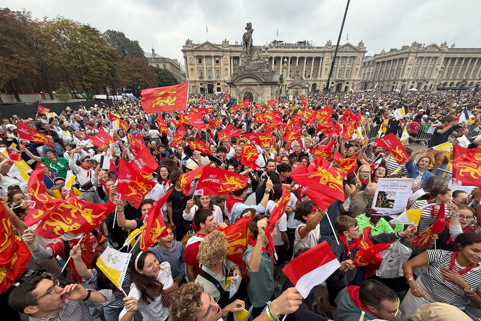 Die Vorfreude bei den wartenden Menschen ist groß.