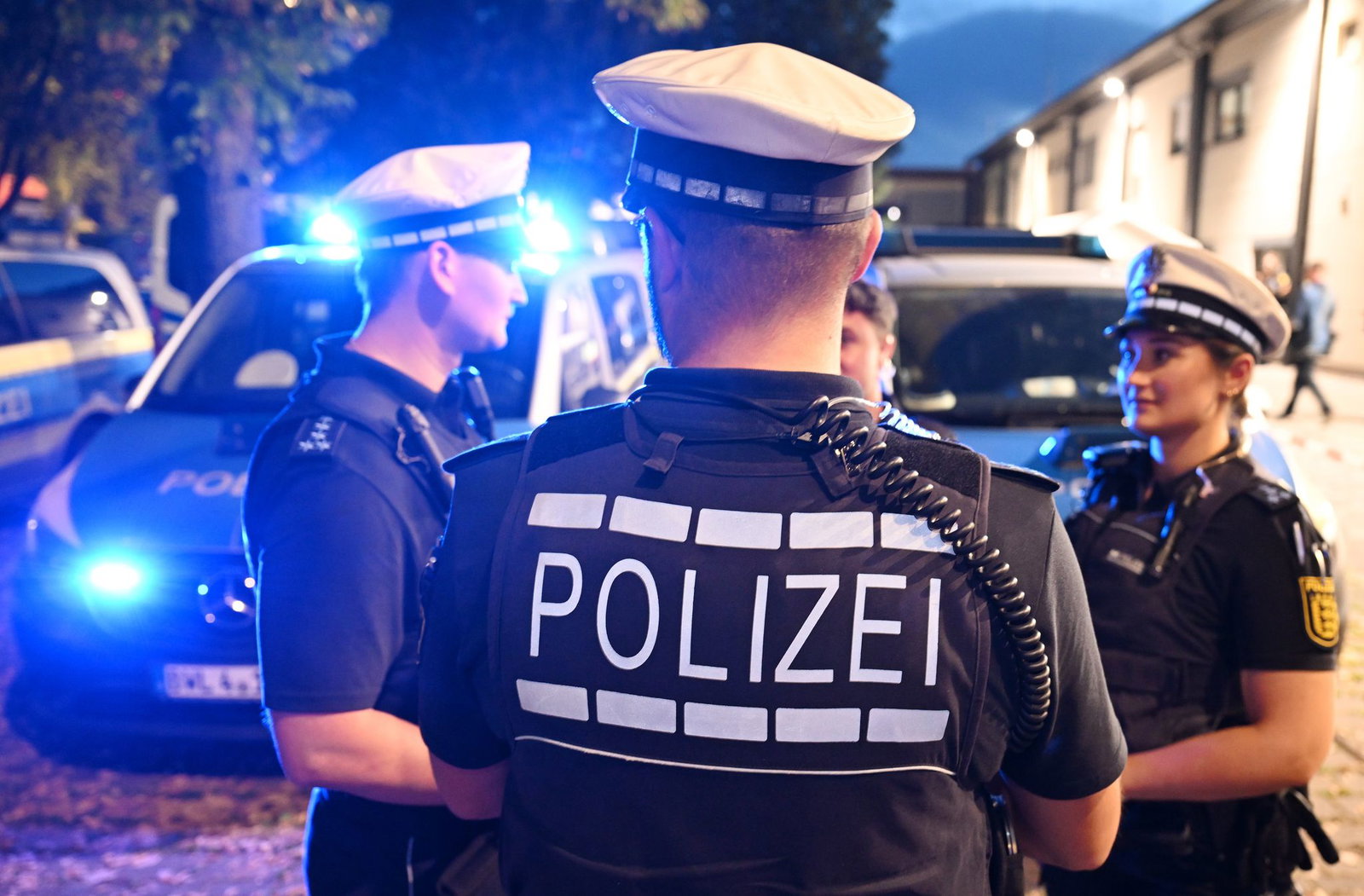 Statt hellblauer Hemden tragen die Beamtinnen und Beamten jetzt häufiger dunkelblaue Poloshirts.