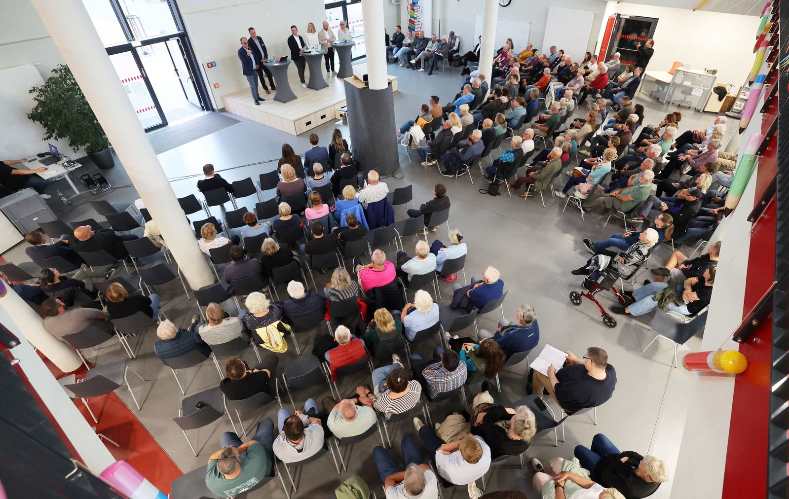 Rund 200 Einwohner kamen zur Info-Veranstaltung in die Aula der Grundschule in Dummerstorf. 