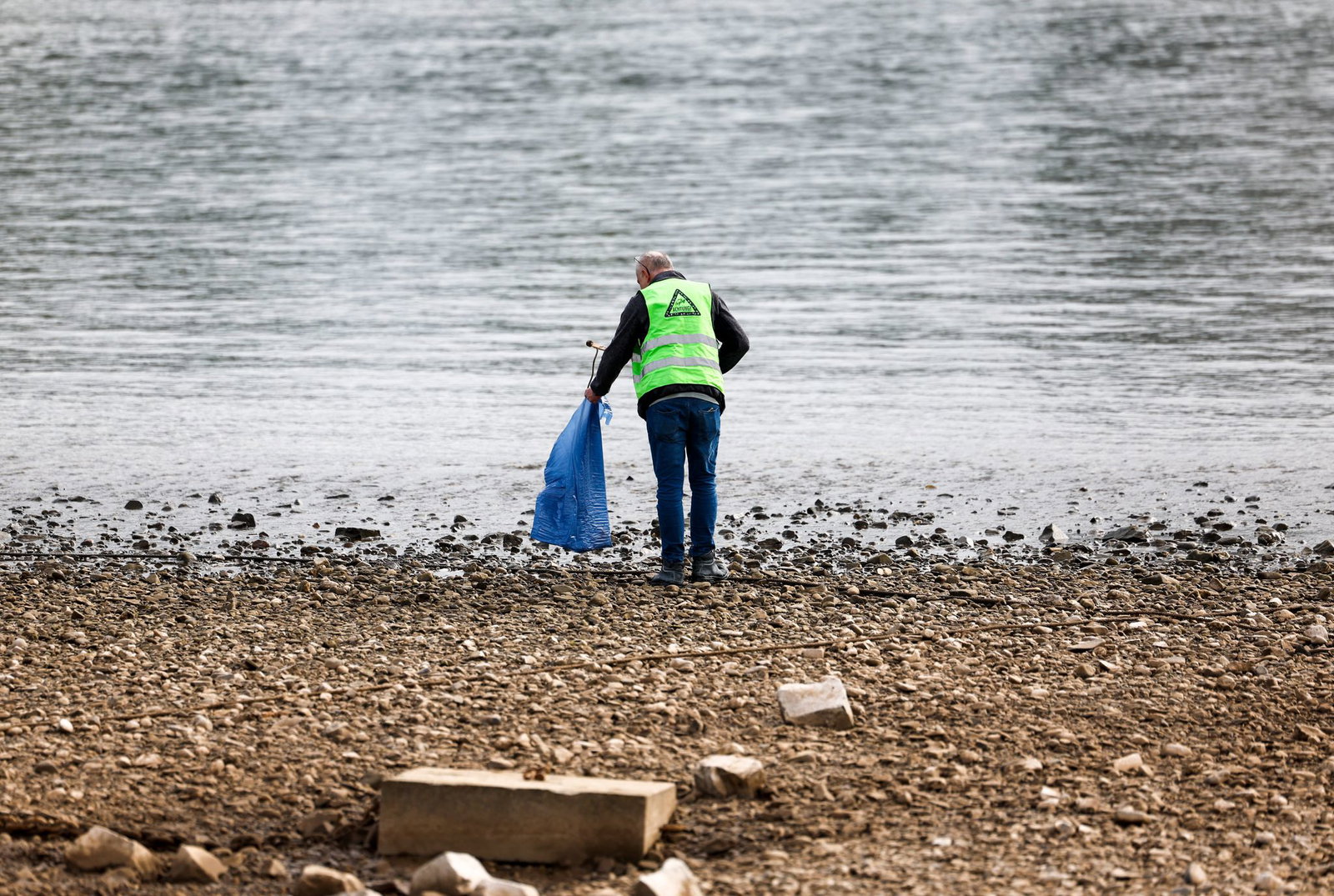 Helferinnen und Helfer befreiten die Flussufer von Müll. 