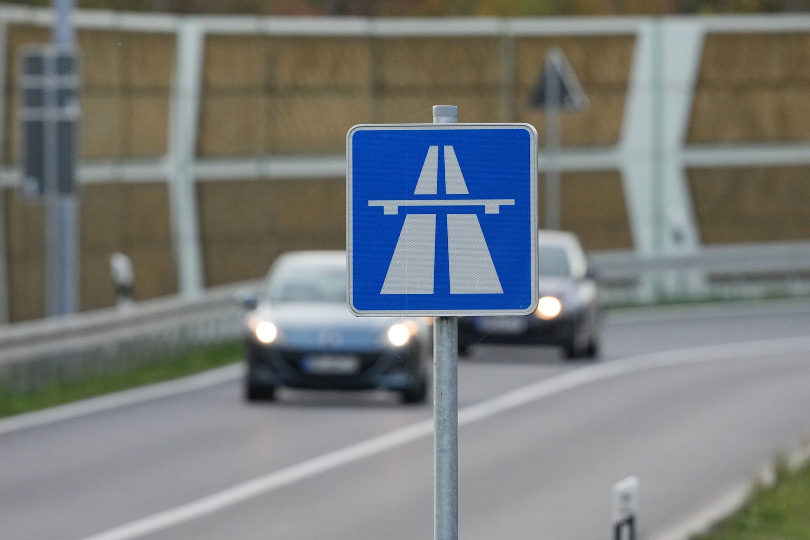 Ein Unfallbeteiligter flüchtete nach dem Zusammenstoß auf der A5. (Symbolbild)