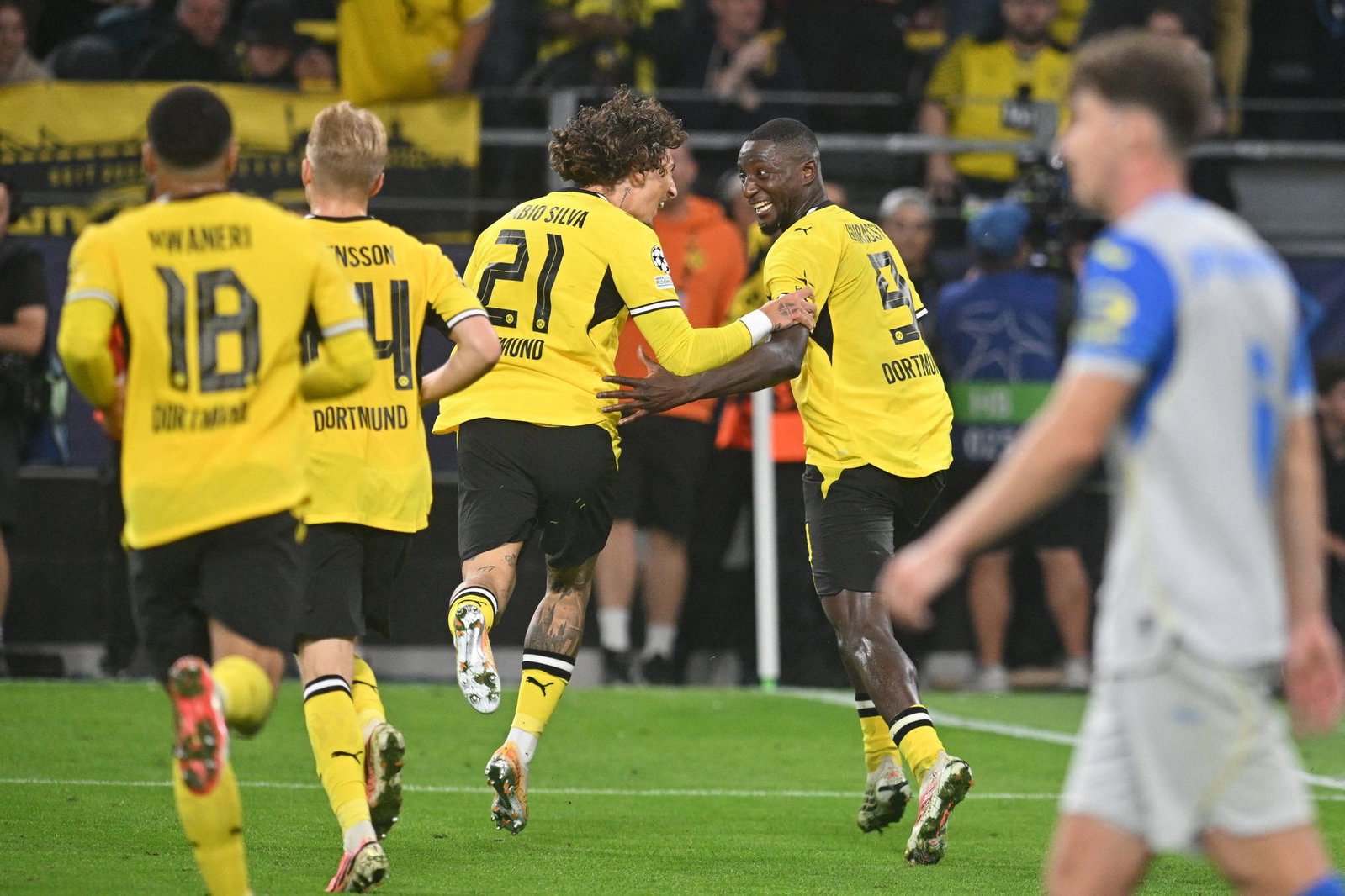 Sorgten in der Dortmunder Offensive für Gefahr: Fábio Silva (l) und Serhou Guirassy. 