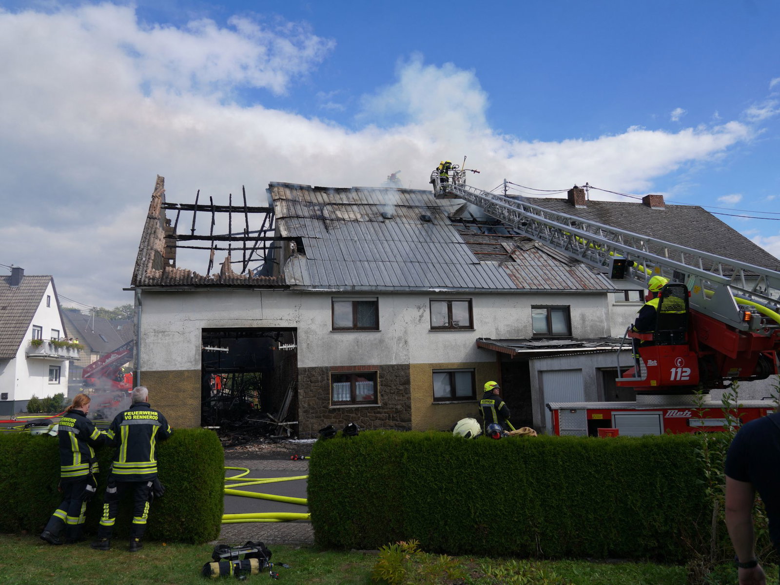 Es gab der Feuerwehr zufolge eine sehr starke Flammenentwicklung. 