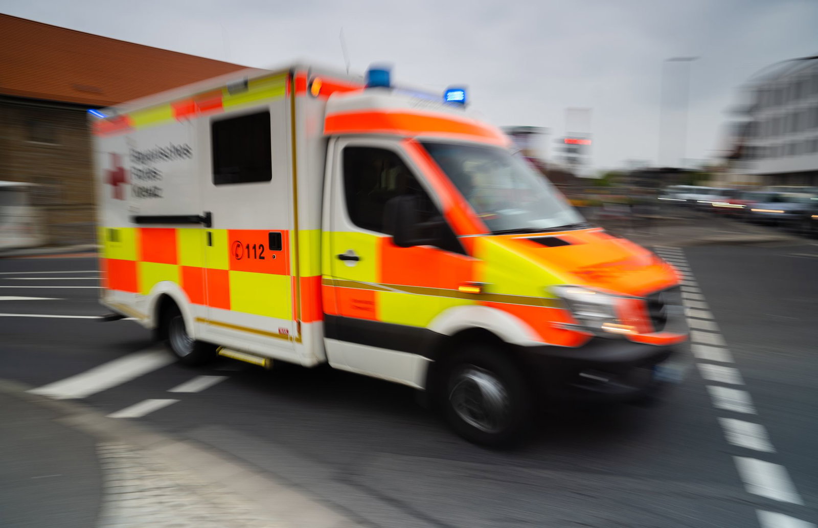 Rettungskräfte bringen die Frau in eine Klinik. (Symbolbild)