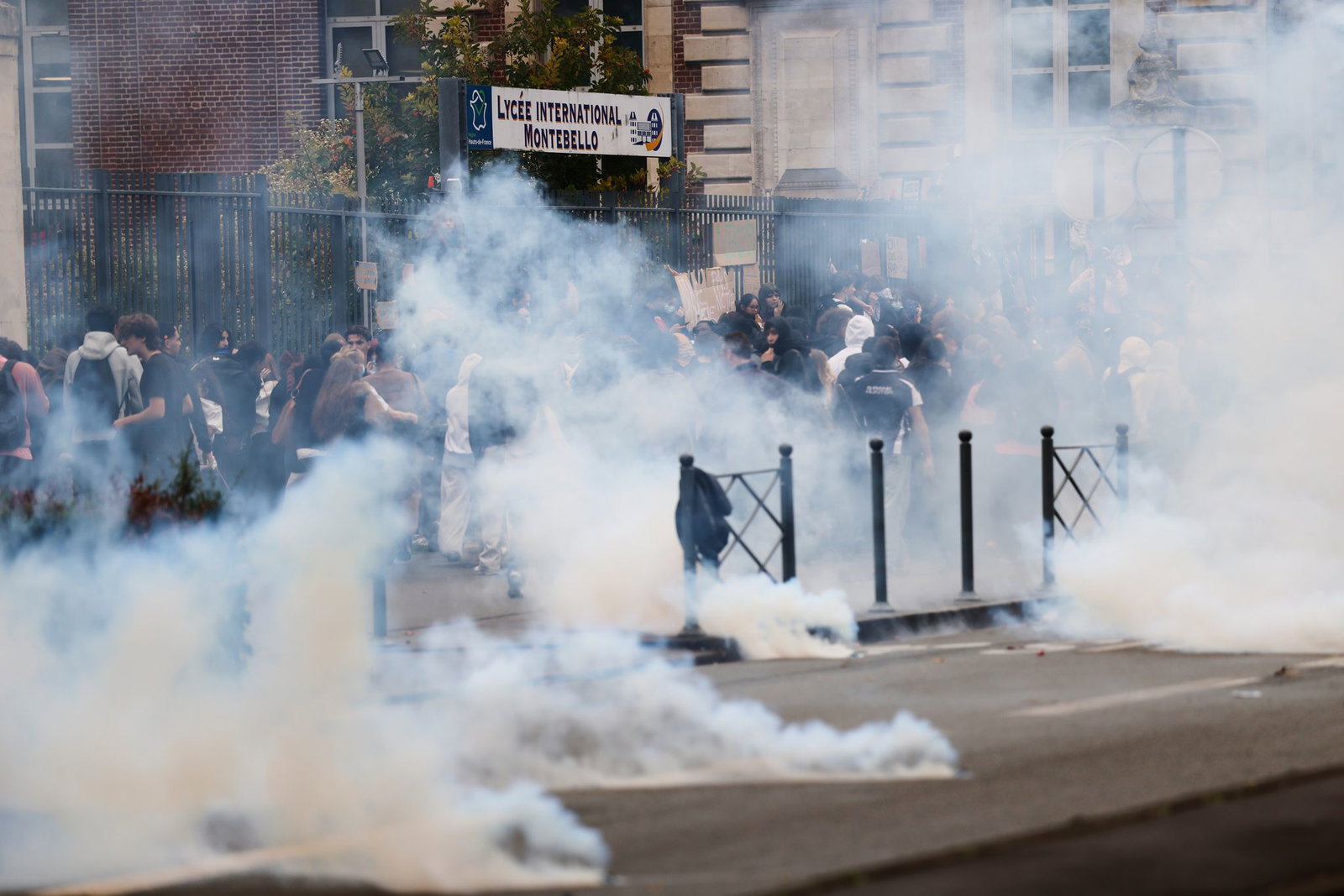 Auch der Einsatz der Polizei bei den Protesten an französischen Schulen steht in der Kritik, es war die Rede von Fällen von Polizeigewalt.