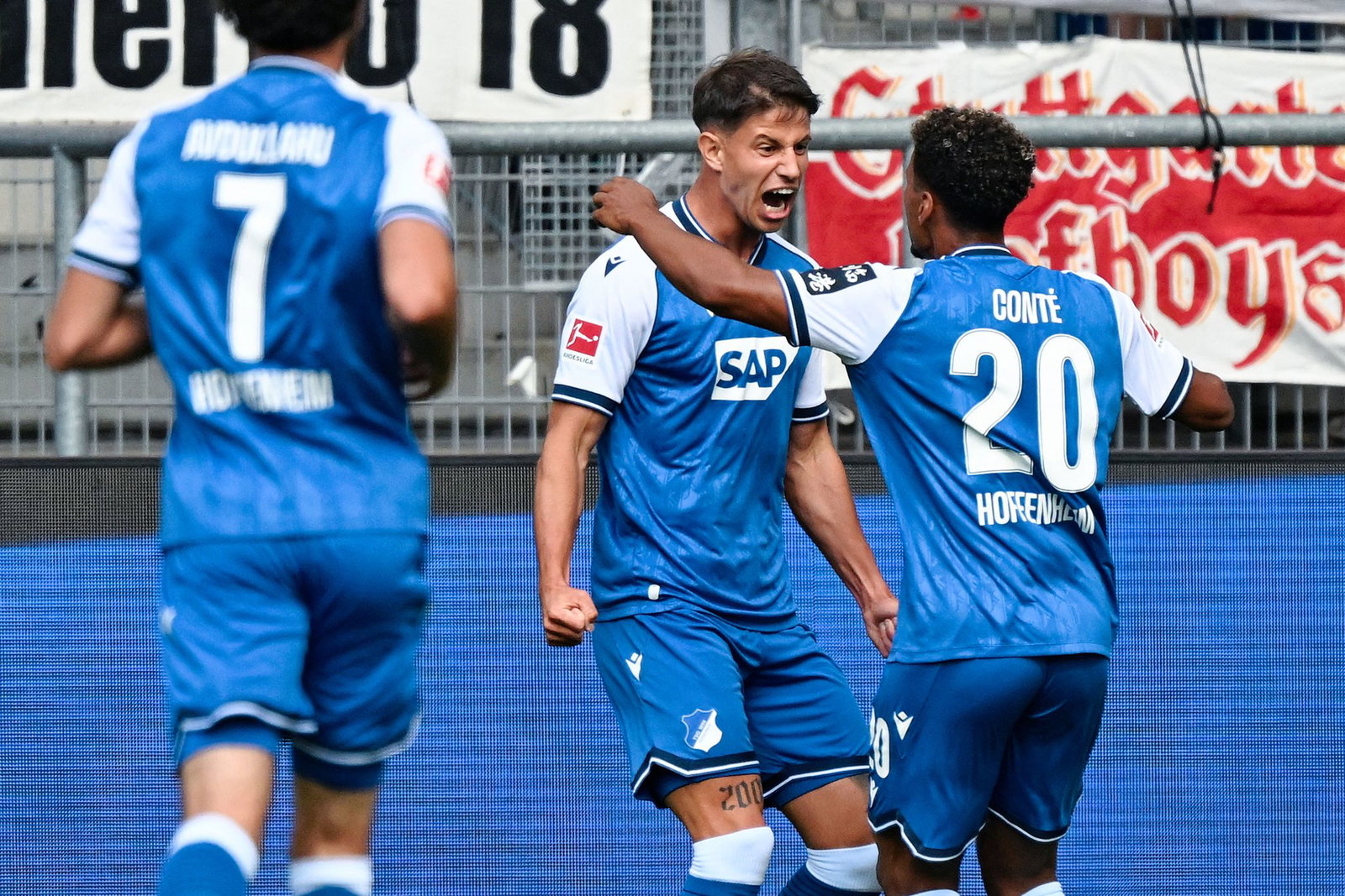Adam Hložek jubelte mit seinen Teamkollegen über die Führung.