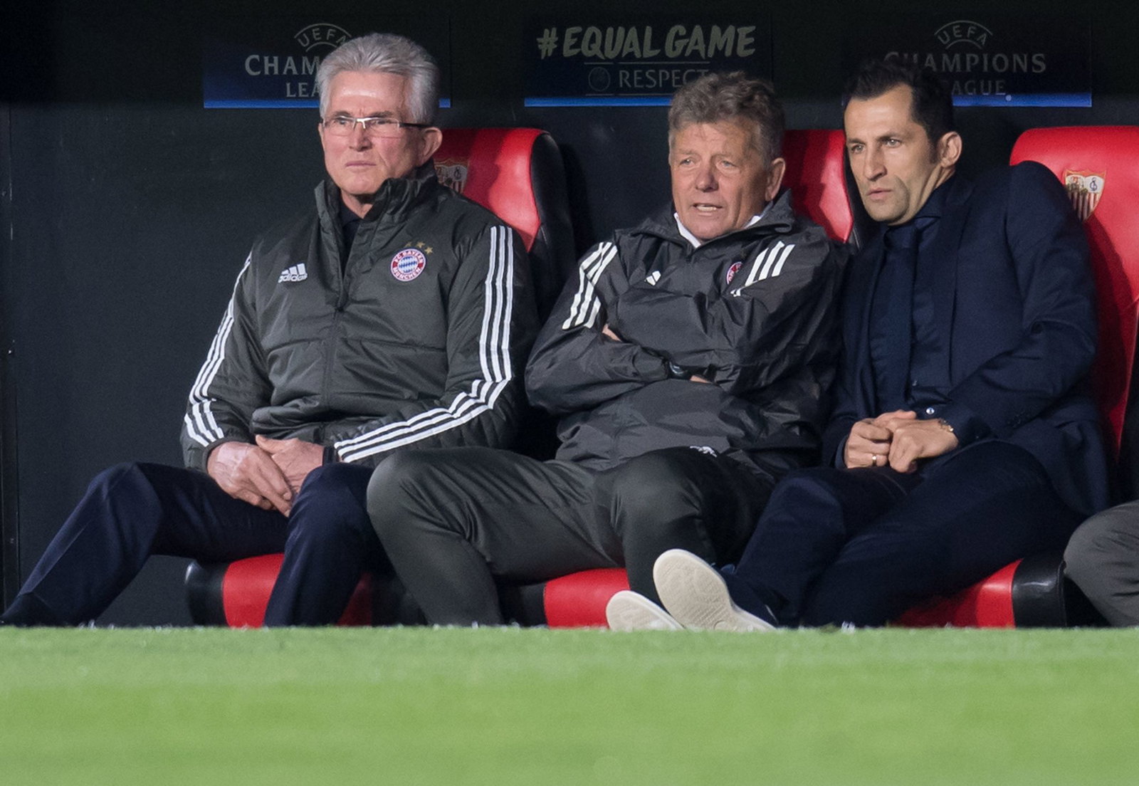 Jupp Heynckes (l) neben seinem damaligen Co-Trainer Peter Hermann. (Archivbild)