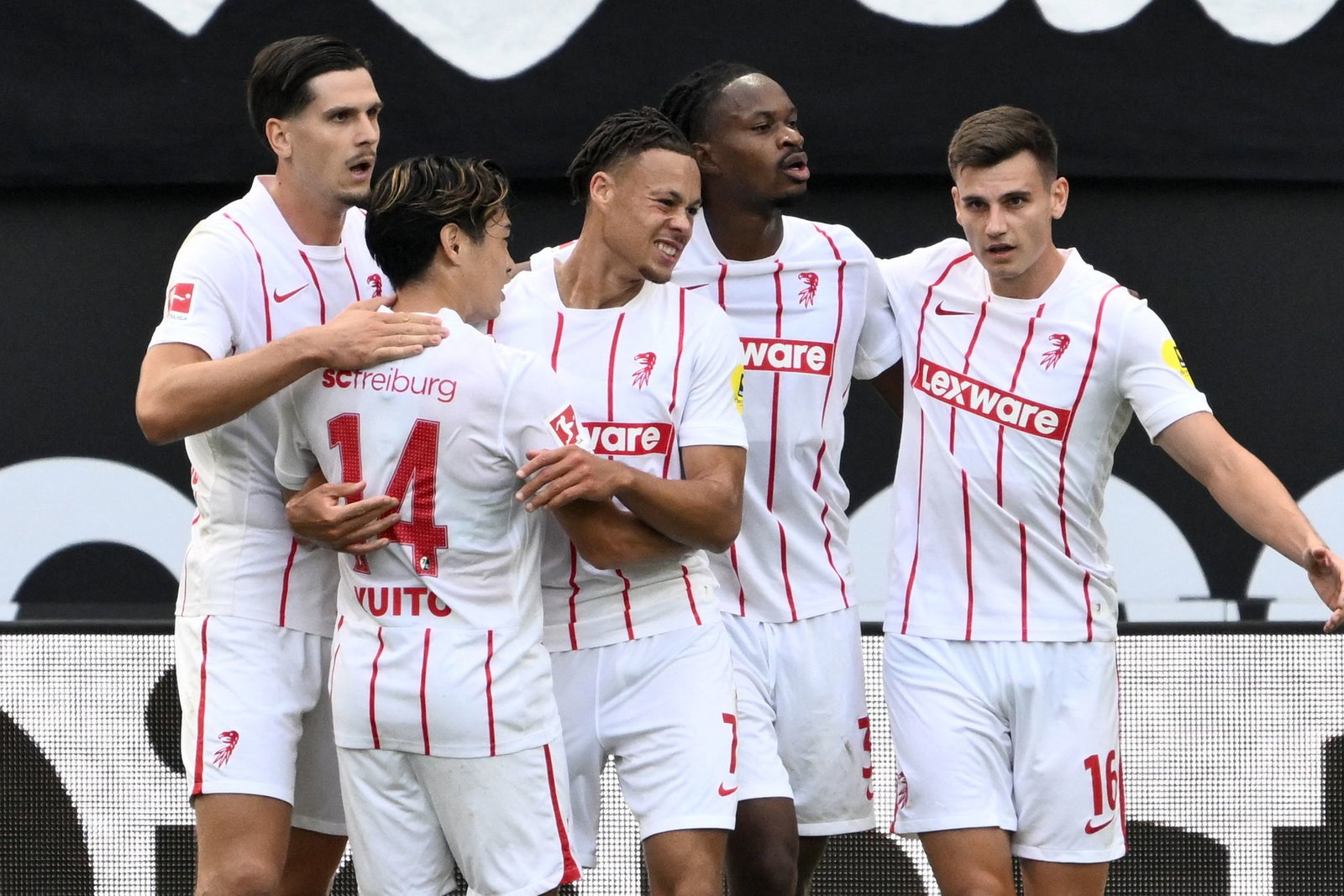 Jubeln gemeinsam über einen starken Saisonstart: Die Spiel des SC Freiburg.