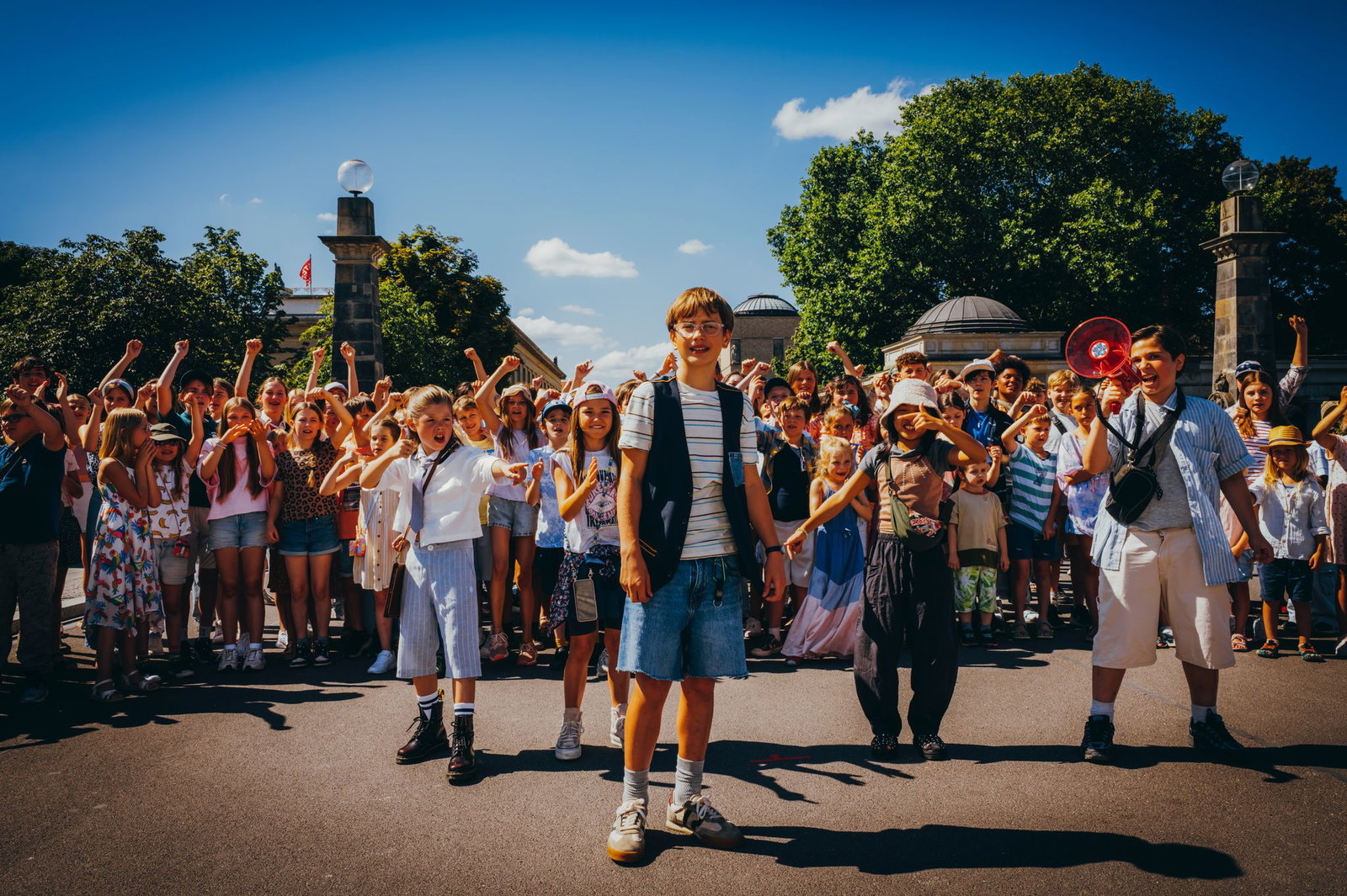 Nicholas Jonah Peter (Mitte) als Emil und seine vielen neuen Freunde in einer Szene des Films «Emil und die Detektive» (Kinostart 24.09.2026).