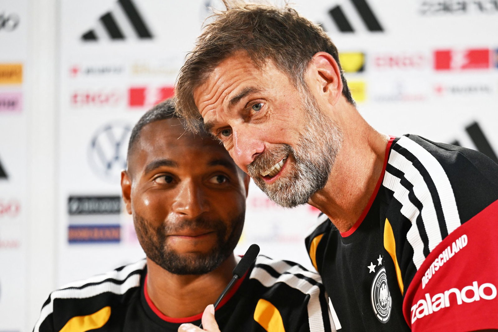Jonathan Tah und Jürgen Klopp erlaubten sich ein Späßchen bei der Pressekonferenz. 