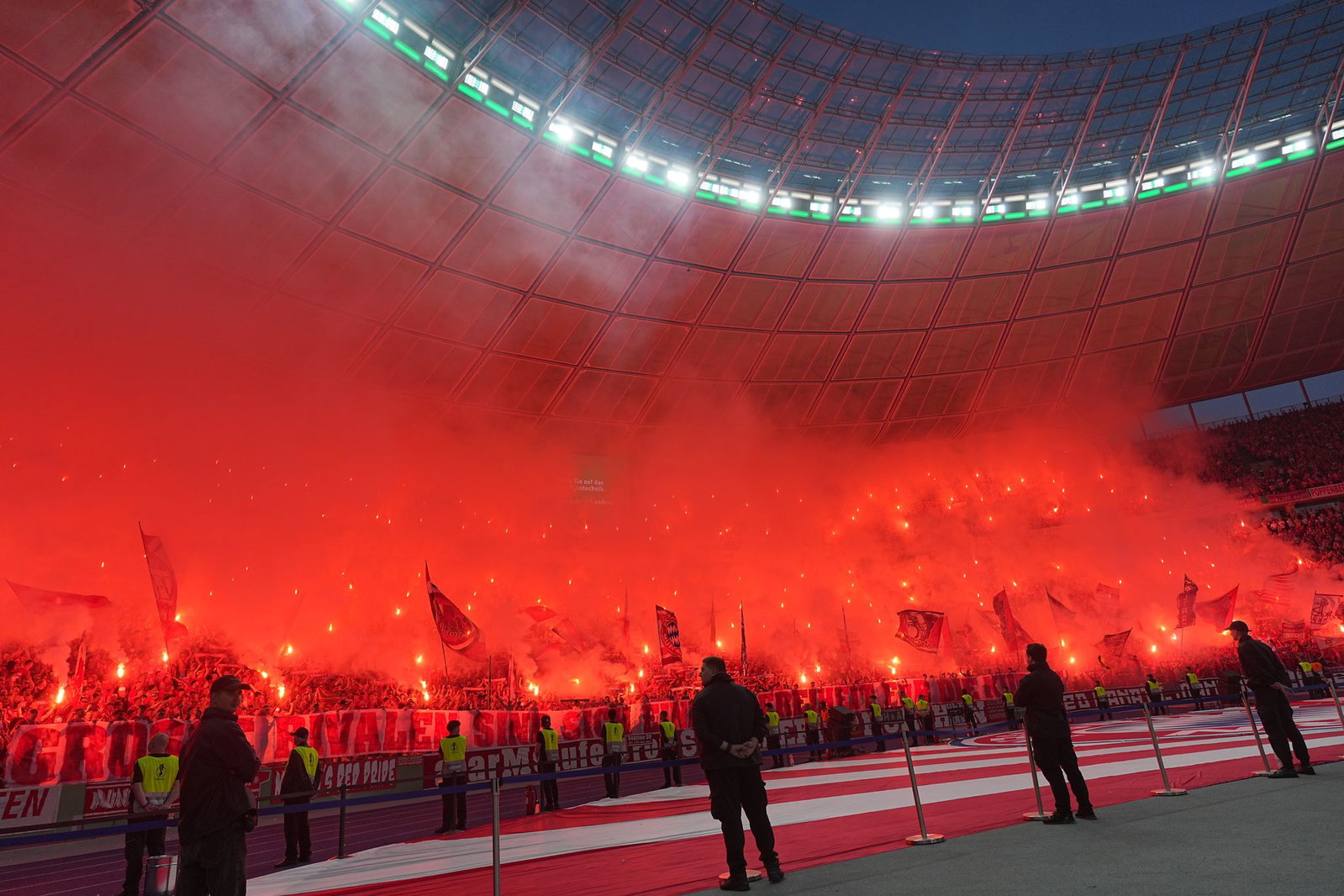 Der FC Bayern und der VfB Stuttgart müssen für das Fehlverhalten ihrer Fans nun etwas weniger zahlen. (Archivbild)