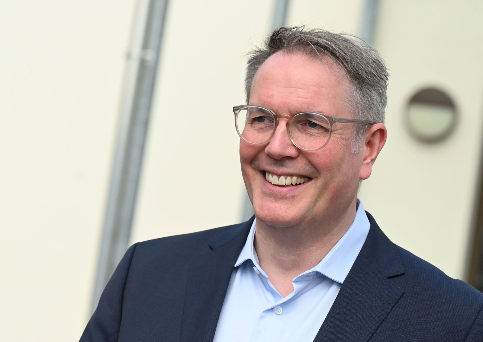 SPD-Fraktionschef und Ex-Ministerpräsident Alexander Schweitzer (SPD) feiert im Parlament. (Archivbild)
