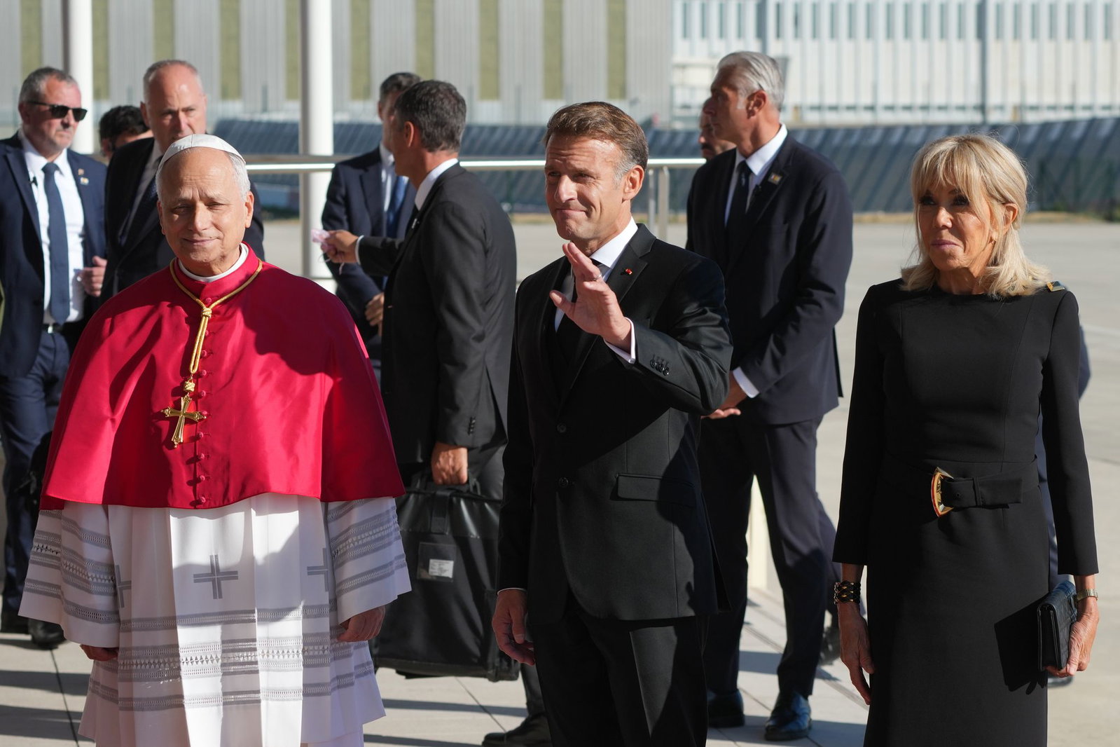 Frankreichs Präsident Emmanuel Macron und seine Ehefrau Brigitte kamen für Papst Leo XIV. zum Flughafen.