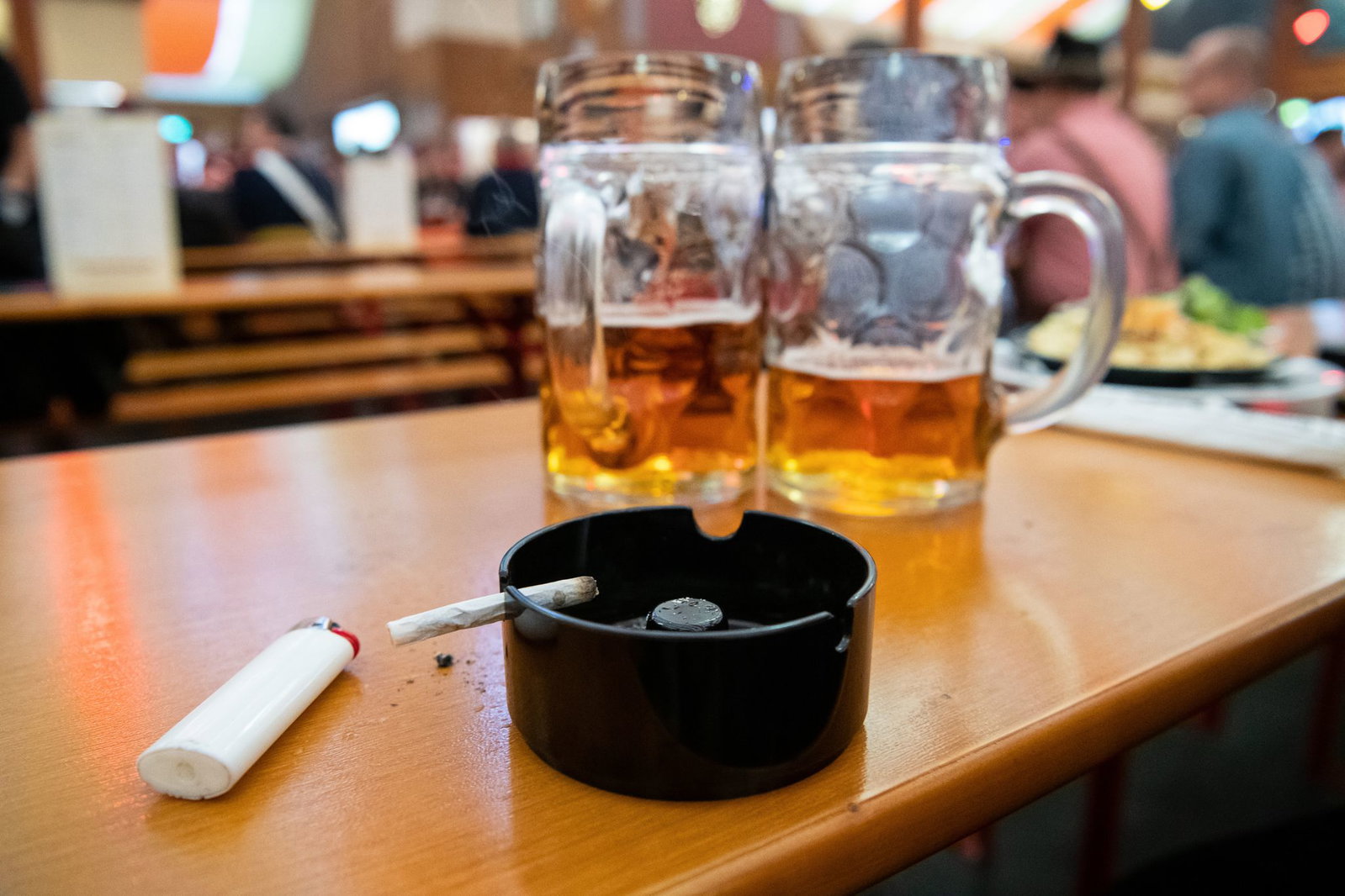Auf dem Cannstatter Volksfest darf im Gegensatz zum Münchner Oktoberfest auch weiter geraucht werden. (Archivbild)
