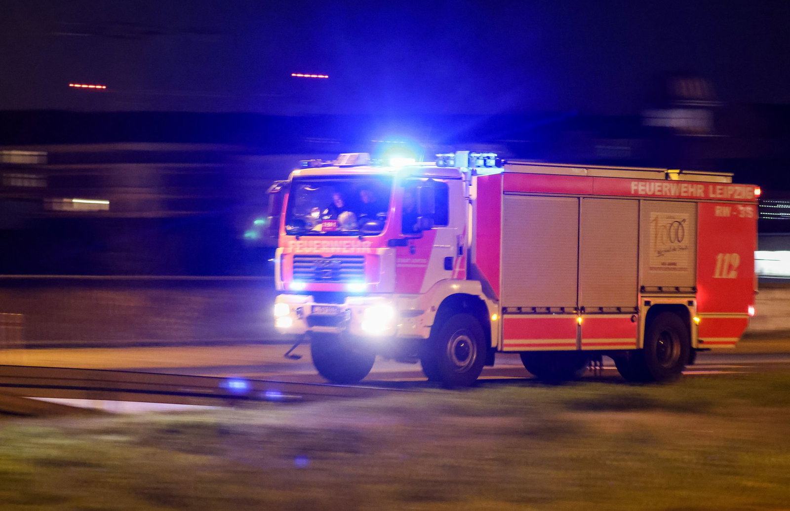 Die Feuerwehr hatte den Brand im Mehrfamilienhaus schnell unter Kontrolle. (Symbolbild) 