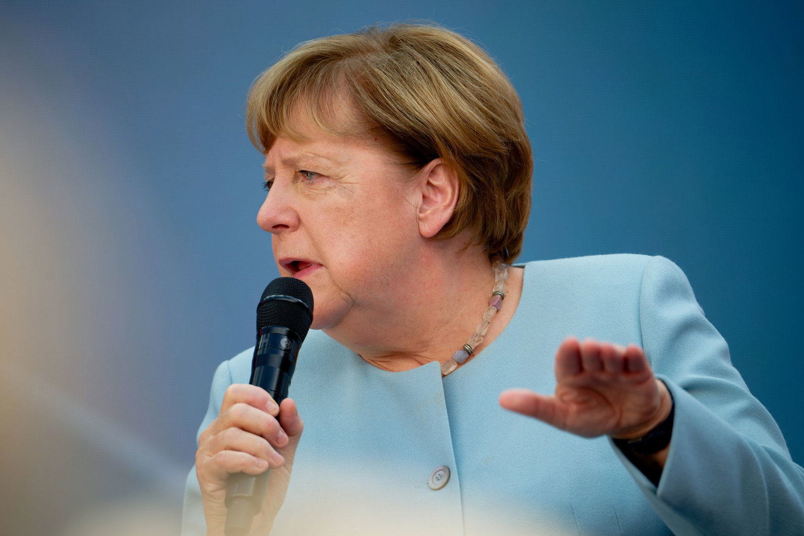 Man mag es kaum glauben: Angela Merkel scrollt manchmal auf Insta.